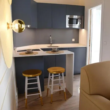Hotel The Honest & 4*