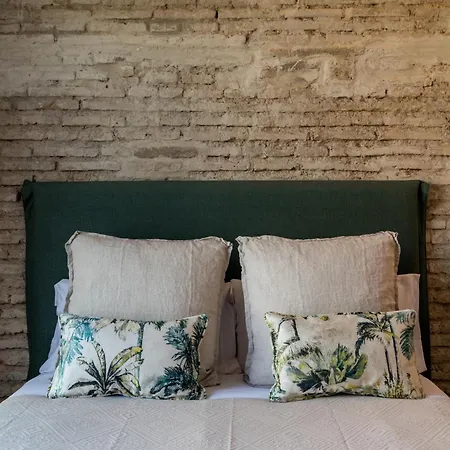 Hotel The Honest & 4*