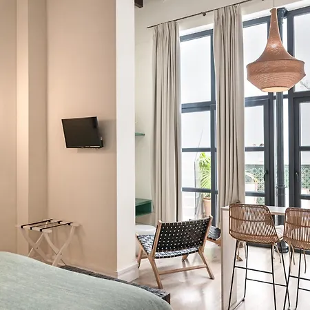Hotel The Honest & 3*